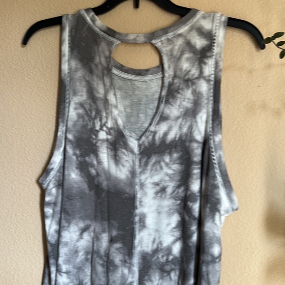 Grey scale tie dye open back tank top - Picture 6 of 8